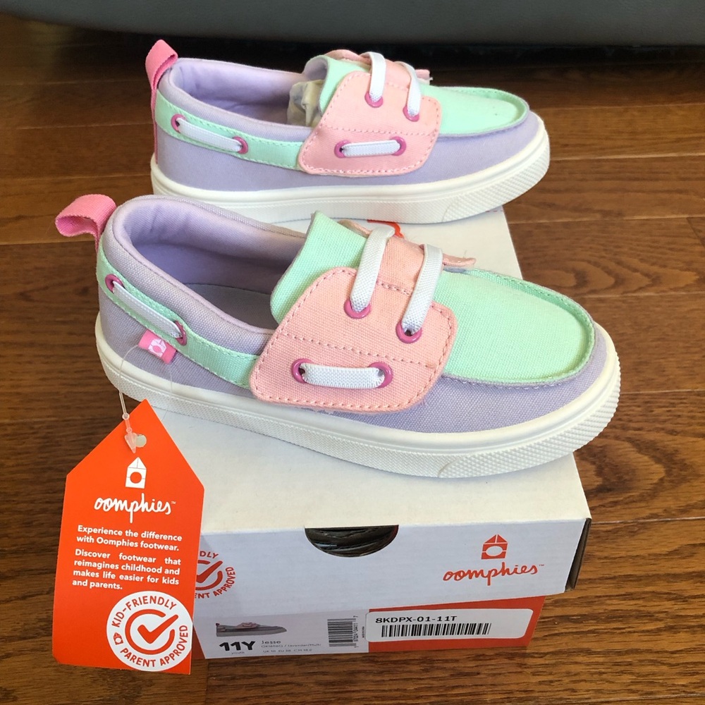 NWT-Oomphies Little Girls Boat Shoes- fit like 10T
